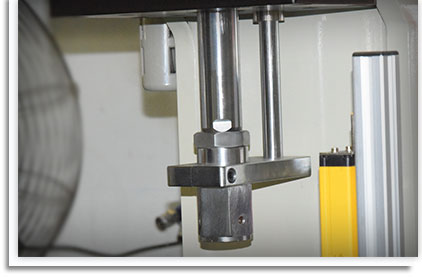 單導(dǎo)柱結(jié)構(gòu) 單導(dǎo)柱結(jié)構(gòu)